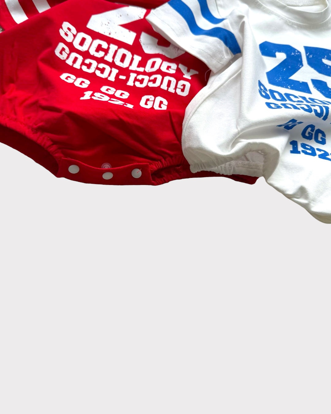 Body bébé à manches avec logo numéroté et ligne sur la manche, disponible en 2 couleurs|66-90cm