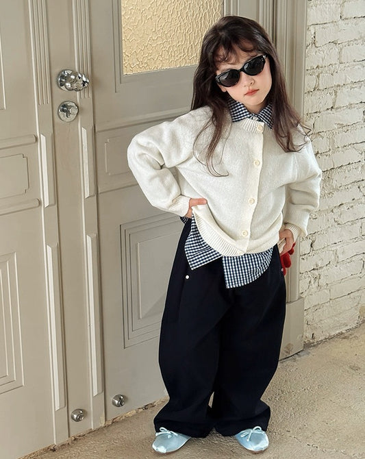 女の子 ブラック ワイドパンツ 着用 コーデ 子供服 UNIDRE baby&kids Girl wearing black wide pants outfit kids fashion UNIDRE baby&kids