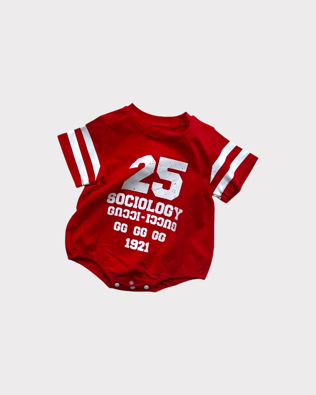 Body bébé à manches avec logo numéroté et ligne sur la manche, disponible en 2 couleurs｜66-90cm