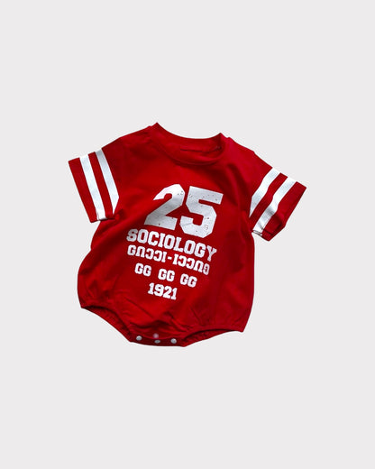 Body bébé à manches avec logo numéroté et ligne sur la manche, disponible en 2 couleurs｜66-90cm