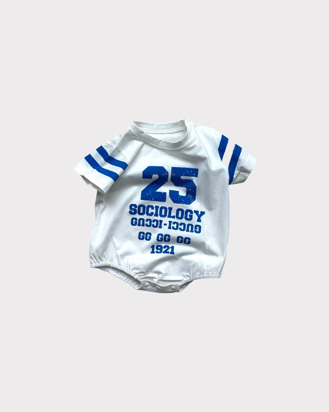 Body bébé à manches avec logo numéroté et ligne sur la manche, disponible en 2 couleurs｜66-90cm