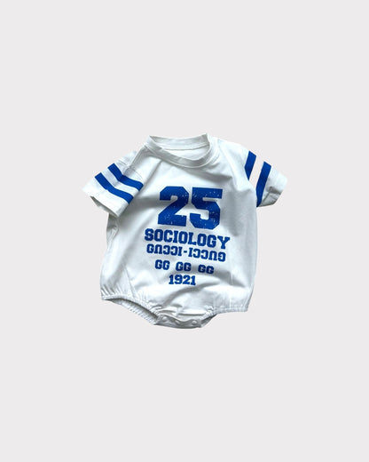 Body bébé à manches avec logo numéroté et ligne sur la manche, disponible en 2 couleurs｜66-90cm