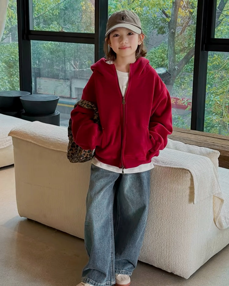 深みのあるレッドのフリースジップパーカーとデニムパンツのキッズコーデ