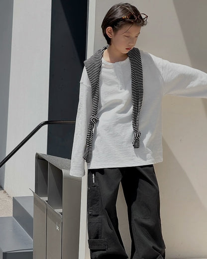 ホワイトのヘンリーネックロングTシャツの全身コーデ