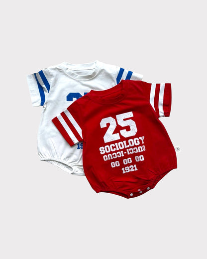 Body bébé à manches avec logo numéroté et ligne sur la manche, disponible en 2 couleurs｜66-90cm