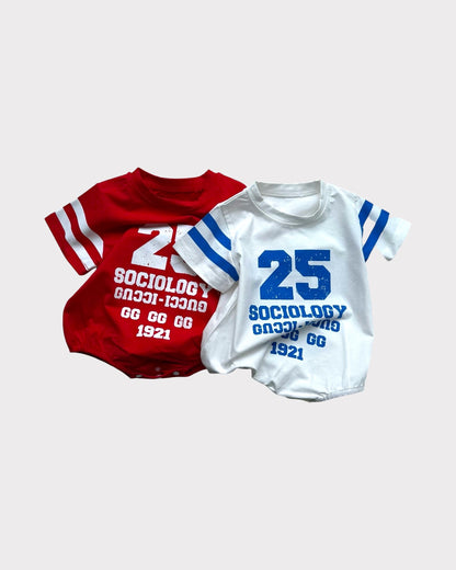Body bébé à manches avec logo numéroté et ligne sur la manche, disponible en 2 couleurs｜66-90cm