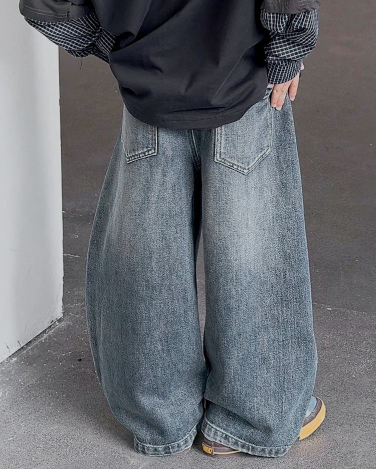 ウォッシュドワイドデニムパンツのバックシルエット