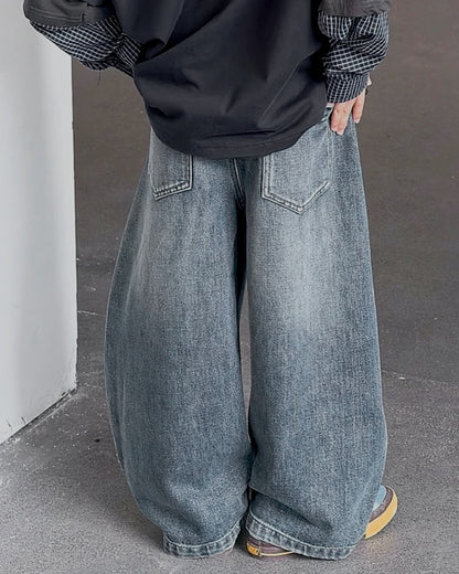 ウォッシュドワイドデニムパンツのバックシルエット