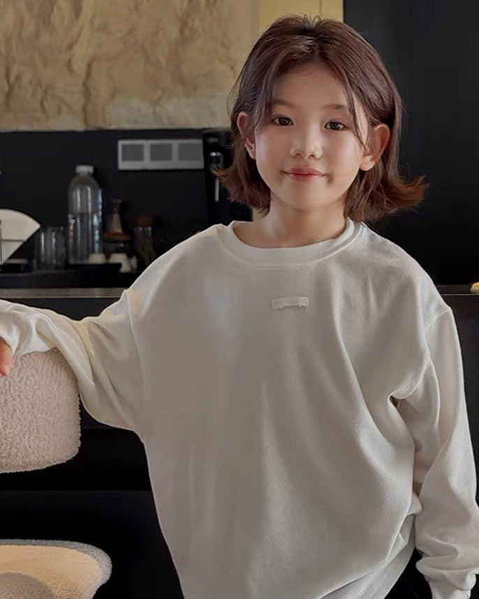 アイボリーのソフトタッチ長袖Tシャツを着用したキッズモデル