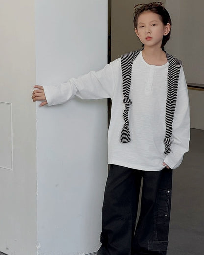 ホワイトのヘンリーネックロングTシャツの全身コーデ