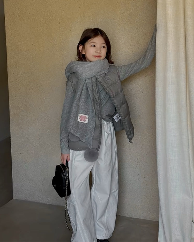 オフホワイトのバレルパンツを着用したキッズモデルのカジュアルコーデ