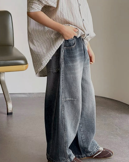 バレルデニムパンツの丸みのあるワイドシルエットとカーブした切り替えライン