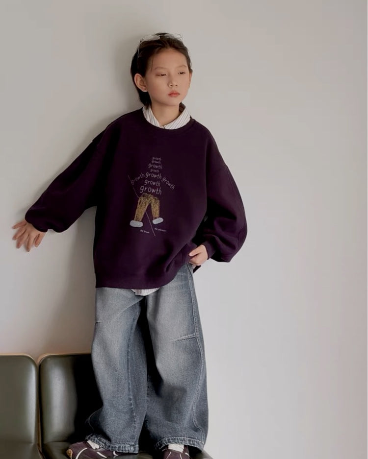 ウォッシュドブルーのバレルデニムパンツを着用したキッズモデル
