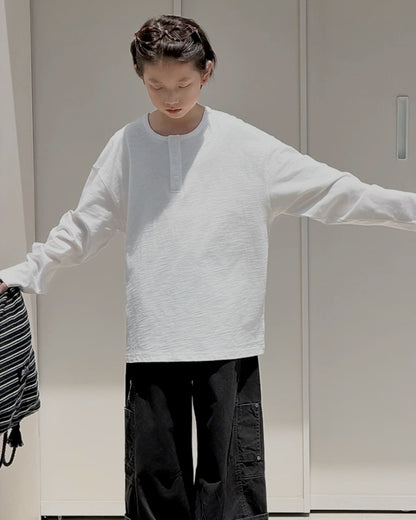 コットンヘンリーネックロングTシャツを着用したキッズモデル