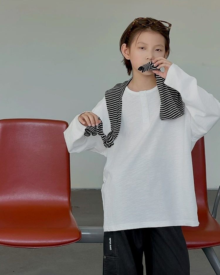 ヘンリーネックロングTシャツの首元ボタンデザイン