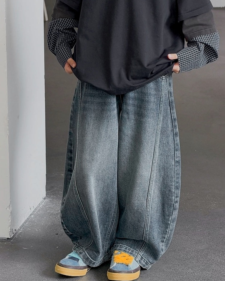 ウォッシュドワイドデニムパンツを着用したキッズモデル