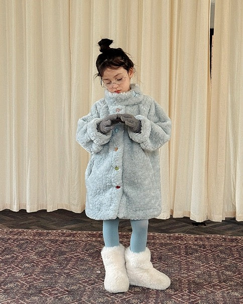 子供服 ボアコート 全身コーデ 冬ファッション UNIDRE baby&kids
Full body view girl in blue sherpa coat kids winter outfit UNIDRE baby&kids