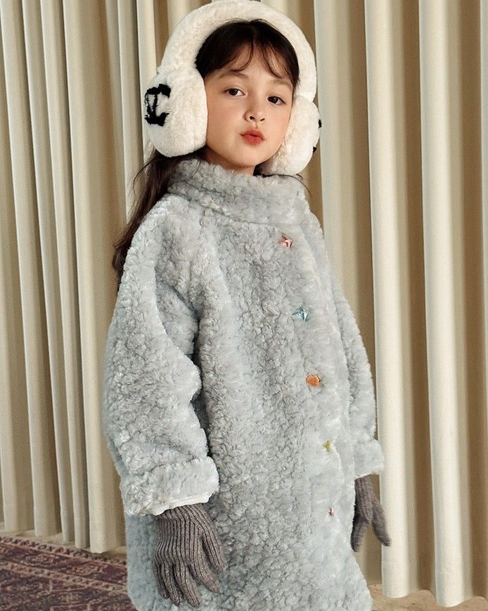 ブルー ボアコート 横向き 着用シーン UNIDRE baby&kids
Side view kids blue sherpa coat worn winter kids clothing UNIDRE baby&kids