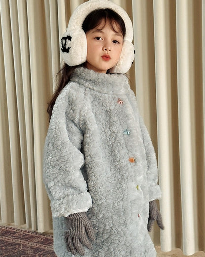 ブルー ボアコート 横向き 着用シーン UNIDRE baby&kids
Side view kids blue sherpa coat worn winter kids clothing UNIDRE baby&kids