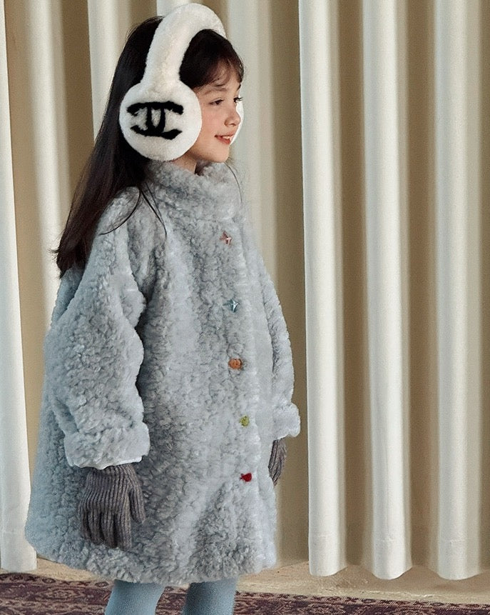 歩いている 女の子 ボアコート 冬コーデ UNIDRE baby&kids
Girl walking wearing blue sherpa coat winter look UNIDRE baby&kids