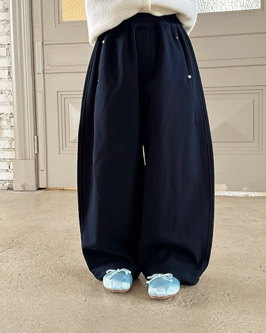 ブラック ワイドパンツ 着用アップ シルエット 子供服 UNIDRE baby&kids Kids black wide pants silhouette close-up UNIDRE baby&kids