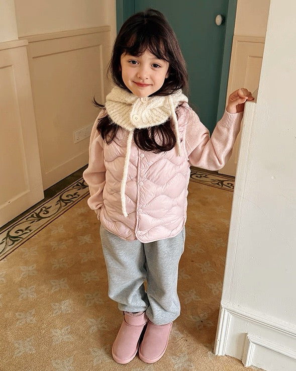 キッズ ニットネックウォーマー アイボリー フード付き 着用 正面 UNIDRE baby&kids Kids knit neck warmer ivory hood style worn front UNIDRE baby&kids