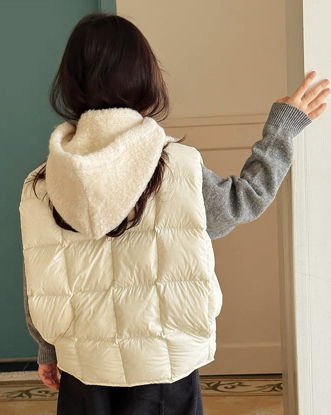 キッズ ニットネックウォーマー アイボリー フード付き 着用 後ろ姿 UNIDRE baby&kids Kids knit neck warmer ivory hood style worn back UNIDRE baby&kids