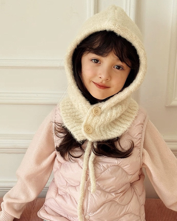 キッズ ニットネックウォーマー アイボリー フード付き 着用 アップ UNIDRE baby&kids Kids knit neck warmer ivory hood style worn close up UNIDRE baby&kids